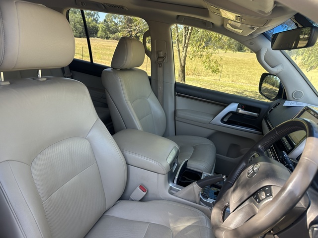 2020 Toyota Landcruiser - Image 6