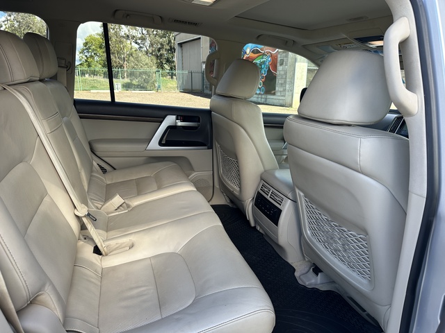 2020 Toyota LandCruiser - Image 2