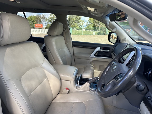 2020 Toyota LandCruiser - Image 3